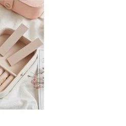 Goedkoop 𧨠A&K Luxe Sieradenbox Opberger - Sieraden Doos - Juwelen Doos - Opbergbox - Reis Juwelen Opbergdoos - Leer Zacht Roze - Ketting/Oorbellen/Ring/Horloge - Dames/Meisjes π 9 Goedkoop 𧨠A&K Luxe Sieradenbox Opberger - Sieraden Doos - Juwelen Doos - Opbergbox - Reis Juwelen Opbergdoos - Leer Zacht Roze - Ketting/Oorbellen/Ring/Horloge - Dames/Meisjes π -Sieraden-horloges Winkel 550x269 3