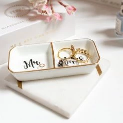 Beste Pirce β€οΈ Verre Esprit Mr En Mrs Sieradenhouder – 11.5 X 5.5 Cm – Keramische Dubbele Ringhouder - Inclusief Geschenkdoos π 16 Beste Pirce β€οΈ Verre Esprit Mr En Mrs Sieradenhouder – 11.5 X 5.5 Cm – Keramische Dubbele Ringhouder - Inclusief Geschenkdoos π -Sieraden-horloges Winkel 550x309 1