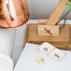 Beste Pirce β€οΈ Verre Esprit Mr En Mrs Sieradenhouder – 11.5 X 5.5 Cm – Keramische Dubbele Ringhouder - Inclusief Geschenkdoos π 13 Beste Pirce β€οΈ Verre Esprit Mr En Mrs Sieradenhouder – 11.5 X 5.5 Cm – Keramische Dubbele Ringhouder - Inclusief Geschenkdoos π -Sieraden-horloges Winkel 550x366 3