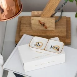 Beste Pirce β€οΈ Verre Esprit Mr En Mrs Sieradenhouder – 11.5 X 5.5 Cm – Keramische Dubbele Ringhouder - Inclusief Geschenkdoos π 14 Beste Pirce β€οΈ Verre Esprit Mr En Mrs Sieradenhouder – 11.5 X 5.5 Cm – Keramische Dubbele Ringhouder - Inclusief Geschenkdoos π -Sieraden-horloges Winkel 550x366 4