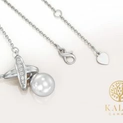 Top 10 ✨ Yolora Dames Ketting Met Hanger - Kalpa Camaka Parel En Kristallen - Zilverkleurig - 18K Witgoud Verguld - Vrouwen Collier Zilver - Sieraden - Luxe Giftbox - Geschenkdoos - Cadeau Doos - Exclusieve Geschenkverpakking - Mooie Cadeauverpakking ✔️ -Sieraden-horloges Winkel 550x411 4