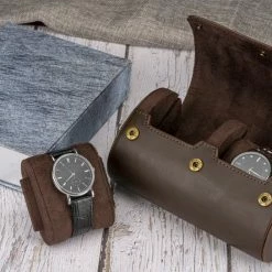 Goedkoopste π₯° BUGOLINI ANTIQUS8 – 2 Slots Leren Horloge Houder Met Knoopsluiting - Retro Horloge Houder - Echt Leder – Coffee β 19 Goedkoopste π₯° BUGOLINI ANTIQUS8 – 2 Slots Leren Horloge Houder Met Knoopsluiting - Retro Horloge Houder - Echt Leder – Coffee β -Sieraden-horloges Winkel 550x544 7