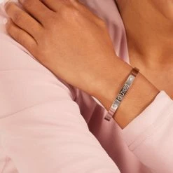 Top 10 ❤️ Lucardi - Dames Guess Stalen Bangle Armband Heart - Staal - Armband - Cadeau - Stijlvol - Goudkleurig 🤩 -Sieraden-horloges Winkel 550x550 408