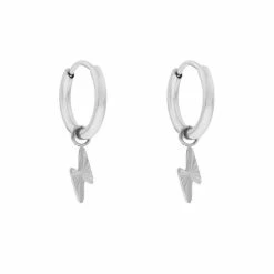 Hete verkoop ⌛ Essentialistics Oorbellen Klein Met Hanger Gevlamd Bliksemschicht - Zilver - Stainless Steel (verkleurt Niet) - Kliksluiting 🎁