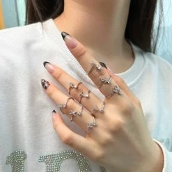 Korting ⭐ Jaynoi Ring Met Letter Q - Ring Met Steen - Aanschuifring - Zilver Kleurig - Ring Zilver Dames - Cadeau Voor Vriendin - Vrouw - Sieraad Meisje - Mooie Ring Tieners - Alfabet Ring Q - Ring Met Initiaal 🌟 -Sieraden-horloges Winkel 550x550 843