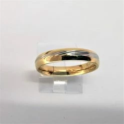 Gloednieuw ⭐ Lili 41 Edelstaal Goudkleur Ring Met Zilver Schuinstreep In Midden, Deze Ring Is Tijdloze Stijl, In Maat 19 👏