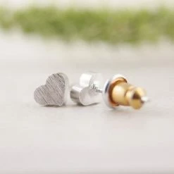 Top 10 🔔 NiSy.nl Hartje Oorknopjes | Oorbellen Geborsteld | Minimalistisch | Zilverkleurig ✔️ -Sieraden-horloges Winkel 550x551 2