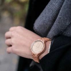 Groothandel ⭐ HOT&TOT | Oaklyn - Houten Horloge Voor Dames - Eikenhout - 32mm - Zilver 🤩 16 Groothandel ⭐ HOT&TOT | Oaklyn - Houten Horloge Voor Dames - Eikenhout - 32mm - Zilver 🤩 -Sieraden-horloges Winkel 550x825 3