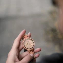 Groothandel ⭐ HOT&TOT | Oaklyn - Houten Horloge Voor Dames - Eikenhout - 32mm - Zilver 🤩 17 Groothandel ⭐ HOT&TOT | Oaklyn - Houten Horloge Voor Dames - Eikenhout - 32mm - Zilver 🤩 -Sieraden-horloges Winkel 550x825 4